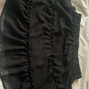 svart kjol - säljer en svart kjol i storlek M. den har blivit använd för ett tag sen. kjolen är lite längre än vanligt o är från new yorker.