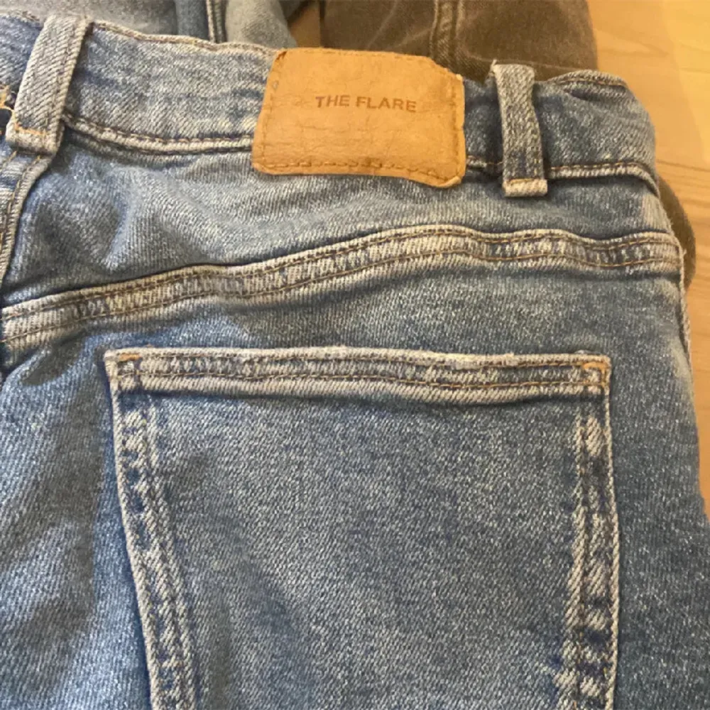 Säljer ett par snygga blå jeans från Zara i storlek 152. De har en klassisk femficksdesign och är tillverkade i ett slitstarkt denimtyg. Jeansen har en flare-stil som ger en cool retrovibe. Perfekta för både vardag och fest! justerbara i midjan 💕💕💕. Jeans & Byxor.