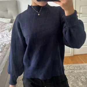 Finatickad marinblå tröja med ballongärm  - Fint skick, M men passar S