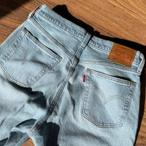 Levis  - Super snygga Levis jeans  Sitter super fint på  Är i super fint skick  