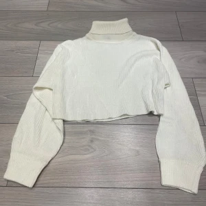 Stickad tröja - Endast provad, alltså nyskick. Halsen viks upp och ser normal ut när man har på sig den. Finns i Stockholm 🌸