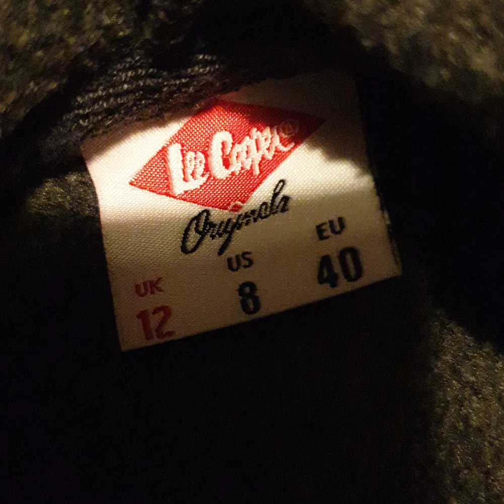 Säljer en snygg svart hoodie från Lee Cooper. Den har en dragkedja framtill och en justerbar huva med snören. Perfekt för en avslappnad stil och passar bra till både jeans och träningsbyxor. Använd ett fåtal gånger, så den är i bra skick!. Tröjor & Koftor.