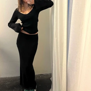 stickat set - använt en gång så i fint skick! kjolen är i storlek m men passar xs-s beroende på om man vill ha den lågmidjad och toppen är i storlek xs men stretchig så passar s också!💙köpt för 900kr