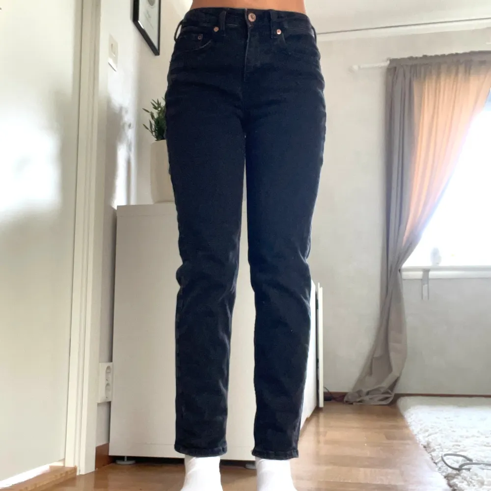 Säljer ett par snygga svarta jeans i girlfriend-modell. De har en regular waist och är gjorda i denim. Perfekta för både vardag och fest! 🖤. Jeans & Byxor.