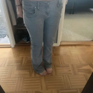Fina ltb jeans  - Ltb jeans som jag köpte begagnat, men som tyvärr inte passade mig, hon som jag köpte dem av har sytt dem ännu mer lågmidjade men de är inget som syns när de sitter på💖 innerbenslängd: 85 cm midjemått: 45 cm