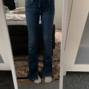 Säljer ett par snygga blå bootcut jeans. De är perfekta för mina längre tjejer och har en klassisk femficksdesign. Perfekta för både vardag och fest!