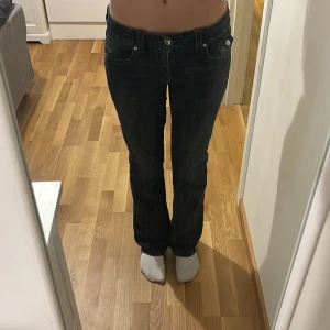 Bootcut Jeans - Säljer dessa jeans från Gina tricot  deras Young kollektion, eftersom dom inte kommer till användning längre. Använt 2 gånger och är i nyskick, dom är svartgrå och även i storlek 170💕