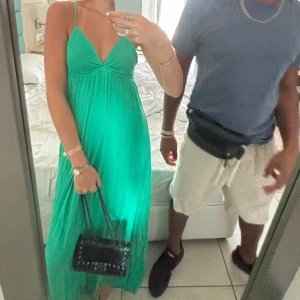 Grön långklänning - Hejsan Intressekoll på min fina gröna långklänning. Köpt på zalando förra året och går inte att få tag i den längre. Jag är även ca 1,70 och den går ner till fötterna Kom privat för önskat pris eller fler bilder🫶🏻🩷