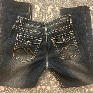Lågmidjade jeans - lågmidjade mapp jeans med fina fickor och detaljer! Midjemått rakt över ca 40cm , Innerbenslängd ca 72cm. 😇