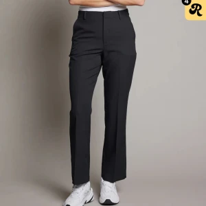 Bikbok Vilma petite kostymbyxor  - Säljer ett par oanvända kostymbyxor i storlek 36.  Ny pris 499 kr, mitt pris är 349 kan tänka mig sänka priset. 