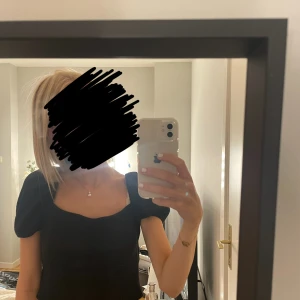 Svart ribbad tshirt med puffiga armar  - Svart ribbad tshirt med puffiga armar