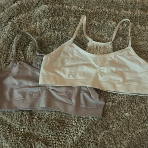 Lila och vit ”topp” - Säljer två toppar för yngre, lila och vit💓💓💓 Okänd storlek men passar 8-10 åringar