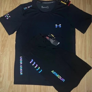 Under Armour set - Hej  Säljer dessa vintage under armour set. Aldrig använda, tagen kvar. Reflekterande set. Priset kan diskuteras vid snabb köp.