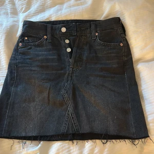 Svart jeans kjol - Säljer för att den är för liten för mig men kjolen är använd fåtal gånger så mycket bra skick!