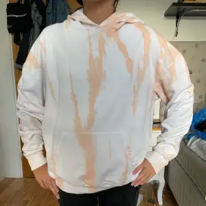 Säljer en supercool vit hoodie med orange tiedie. Passar perfekt för höst. 