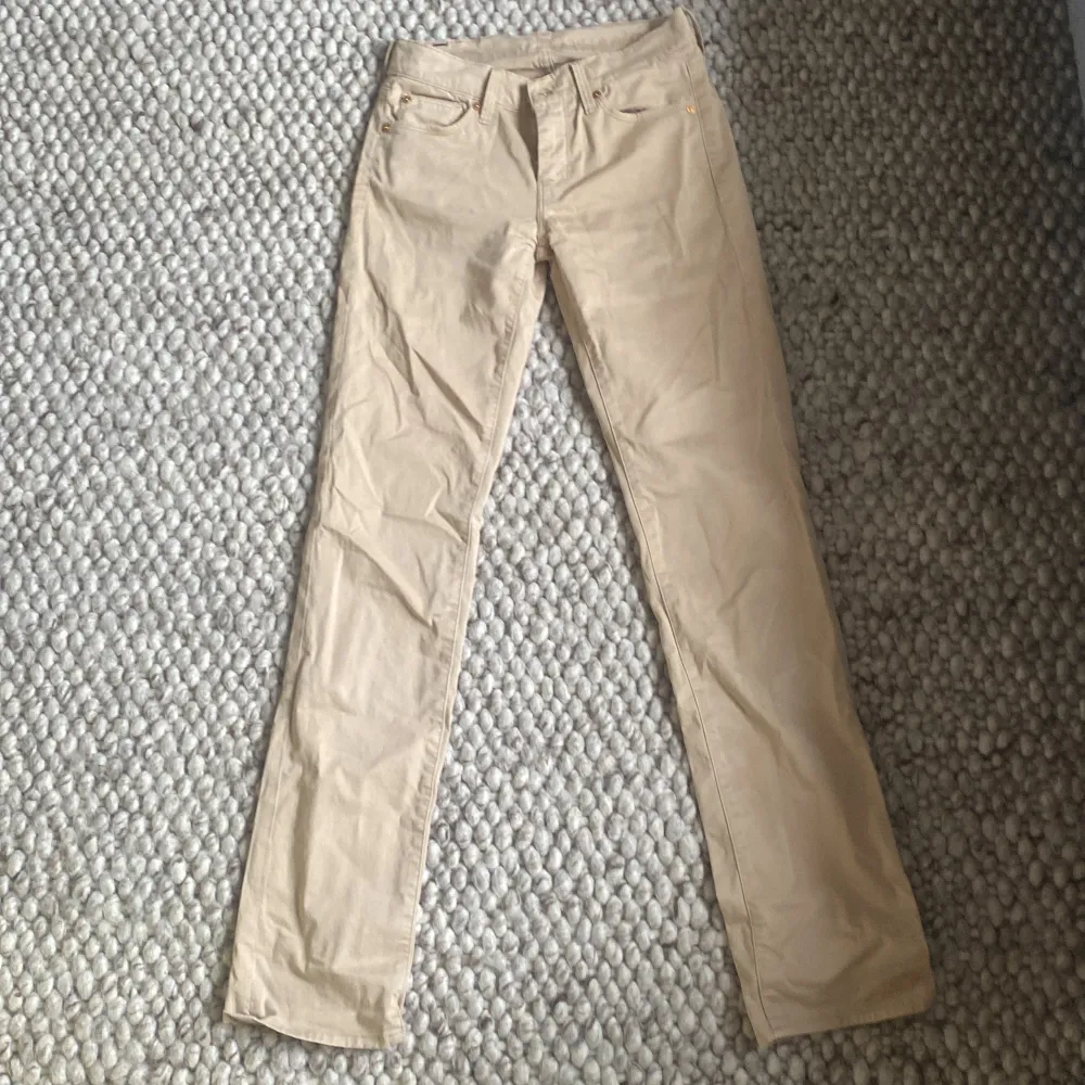 Säljer ett par snygga beige byxor från 7 for All Mankind. De är i en slim passform och är Low waist. Byxorna är i ett mjukt och stretchigt material som gör dem superbekväma att ha på sig.använt en gång. Jeans & Byxor.