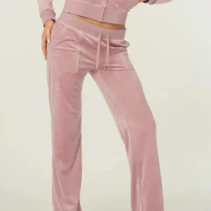 Rosa mjukisbyxor - Superbekväma rosa mjukisbyxor i sammet med justerbar midja och snörning i midjan. De har en avslappnad passform och raka ben, perfekt för en chill dag hemma eller en avslappnad utflykt. Byxorna har också praktiska fickor både fram och bak.