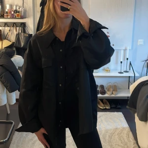 Jacka - Från gina. Fodrad men inte jättetjock, perfekt till hösten/våren🥰