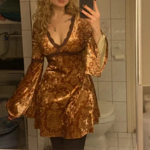 Klänning - SÅ fin klänning men behöver plats i garderoben. Använd en gång!