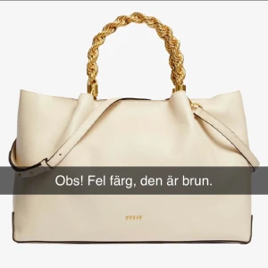 En äkta guess väska i brunt läder - I väldigt bra skick, säljer då jag är redo för någon ny väska. Har haft i drygt 6 månader, och är inte överanvänd. Originalpris var 3700kr från zalando men väljer att sänka priset en del då jag vill få den såld😊 pris kan diskuteras. EJ KÖP NU‼️