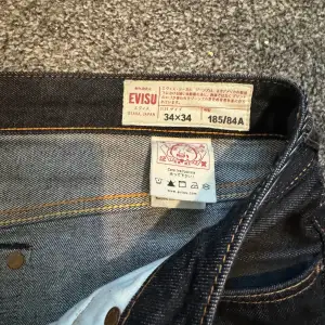 Rensar min garderob. Säljer mina lila evisu jeans storlek 34/34 men de sitter lite mindre ungefär 32/32, inget slitage.