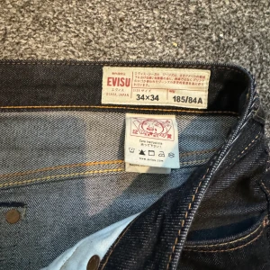 Lila evisu jeans - Rensar min garderob. Säljer mina lila evisu jeans storlek 34/34 men de sitter lite mindre ungefär 32/32, inget slitage.