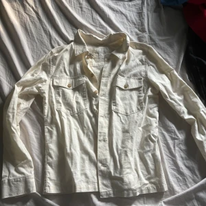 Selected Homme OVERSHIRT  - En väldigt snygg OVERSHIRT från Selected Homme. Väldigt fint skick och har använt den ett fåtal gånger under våren. Säljer den pågrund av att den är för liten för mig, och sitter inte bra på mig längre. Priset kan diskuteras! Storlek M är overshirten