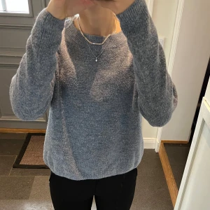 Blå stickad tröja  - Blå stickad tröja från H&M i storlek S. Fint skick. Använd gärna köp nu!