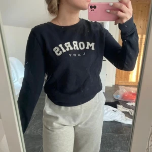 Sweatshirt från Morris Lady - Säljer en sweatshirt från Morris Lady i storlek S. Den har ett tryck med texten 'Morris Lady' på framsidan. Tröjan är långärmad och perfekt för en avslappnad stil. Superbekväm och lätt att matcha med andra plagg! Inga defekter vad jag kan se.