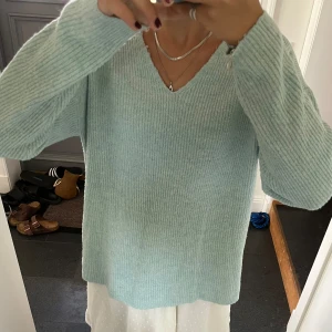 Turkos stickad tröja  - Grön/blå stickad tröja från Vero Moda i storlek M. Passar även S. Säljer även kjolen! Använd gärna köp nu!