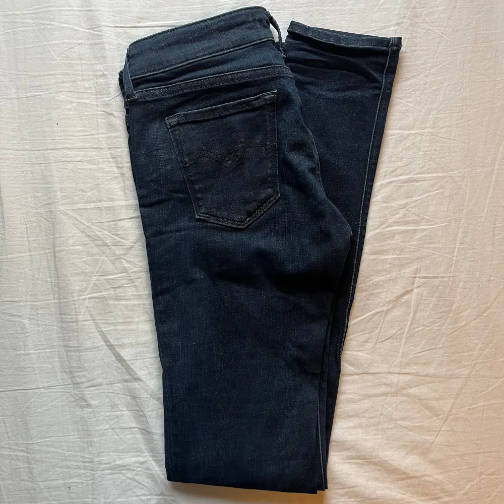 Replay Luz jeans nyskick i stretchig denim med fina detaljer! Storlek 28/32. Jeans & Byxor.