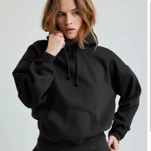 Hoodie - Säljer en hoodie från bikbok som inte kmr till användning längre💕hoodien är i ett bra skick💕för egna bilder är det bara att höra av sig💕ordinarie pris 400