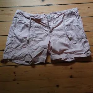 Så sjukt snygga ljusrosa cargo shorts, de går att vika up med hjälp av en knapp så man kan göra de kortare(se bild 3&4) eller så kan man ha dem i normal längd(bild 1&2) midjemått rakt över:44cm, inrebenslängd:10cm(upsatt), 15cm(oupsatt)❤️