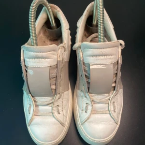 Valentino Skor - Hej! Säljer nu dessa Valentino Opens, storlek 36.5, skicket bedömer vi är använt utan skador , tveka inte på att höra av er vid frågor kring skorna! 