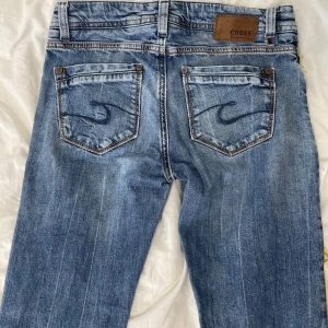 Low waisted 2000’s bootcut jeans - Fina låg midjade jeans från märket cross!! De är i perfekt skick men skulle säga att de är mer åt straight leg hållet💞säljer pga de var för stora. Midjemått är 38 cm rakt över och innerbenslängd 79 cm