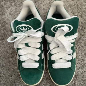 Adidas campus  - Adidas campus färg grön. Använda en gång, jättefint skick . Storlek 9 1/5 US= 42 1/5 EU