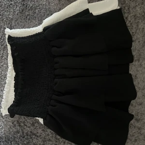 svart volang kjol - säljer en likadan kjol i svart, aldrig använd💕