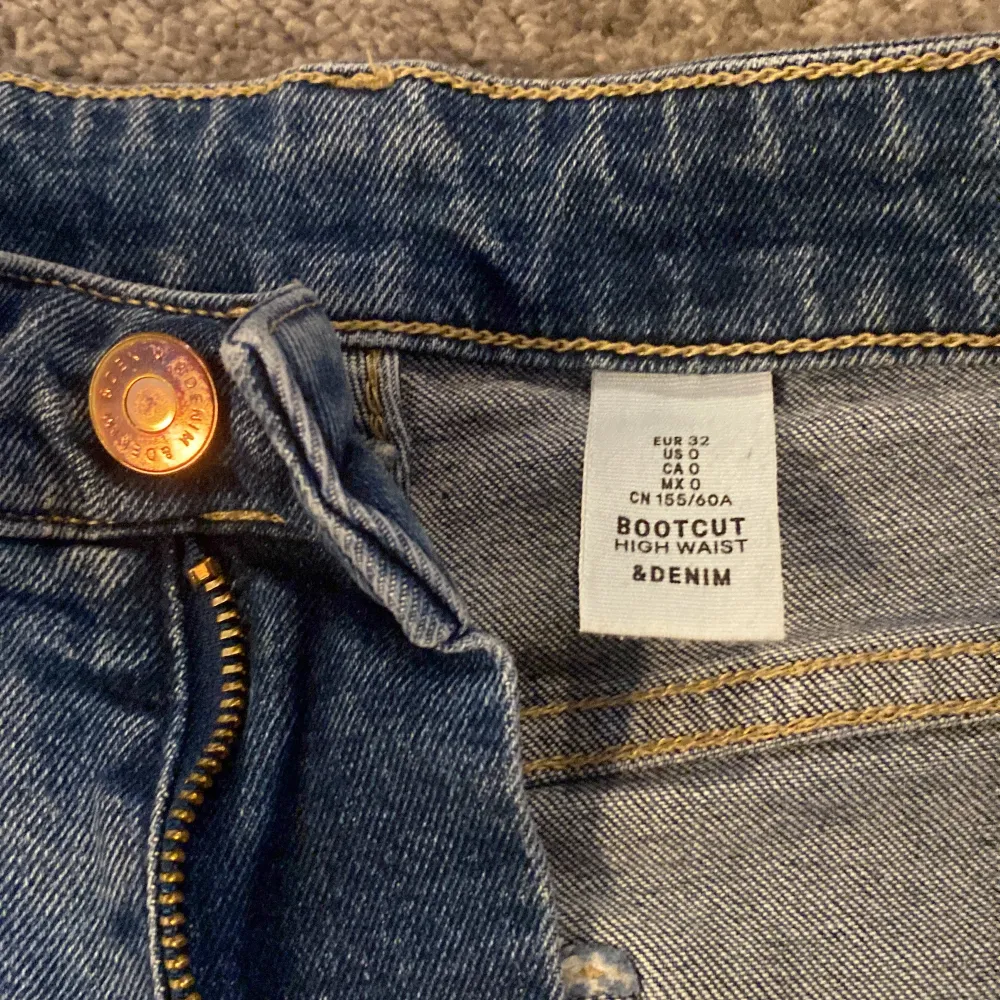 Snygga bootcut jeans perfekta för vardagen. Passar dig som är ca. 160cm. . Jeans & Byxor.