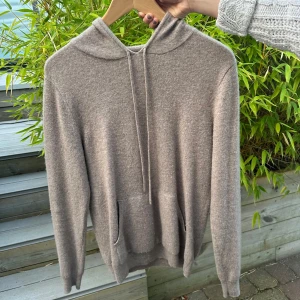 100% kashmir hoodie beige - Säljer min 100% kashmir hoodie från John Henric. Modellen är utgången och finns endast vintage. Skick: 9/10, inga som helst tecken på användning. Inte nopprig som de brukar kunna bli. Nypris: 2499kr, mitt pris 1399kr💸 Tveka inte på att höra av dig!🤩