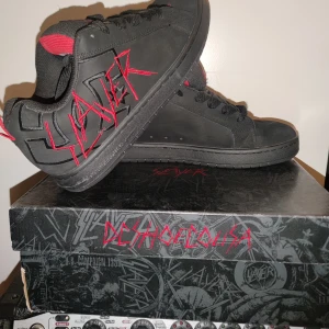 DC x Slayer 🔥 - 💯skicka bud💯  DC Slayer Court Graffik Shoes, lite använda men i väldigt bra kondition, kan skicka fler bilder i DMs  storlek: UK: 9.5 EUR: 44.0 CM: 28.5 BRA: 41.5