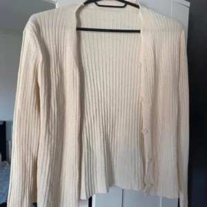 Kofta  - Säljer denna fina oanvända koftan ifrån Lindex
