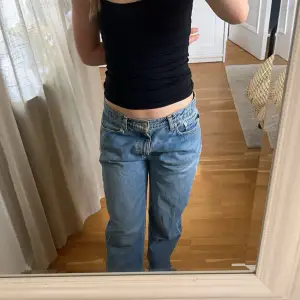 Ralph lauren jeans köpta vintage. Använda men i bra skick. Står ingen storlek men skulle säga 36/38. Lite stora på mig som är 34/36 (Bilderna). 