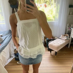 Topp - Vit topp med volanger nertill, str 38 men skulle säga att den är mer som en 36💕