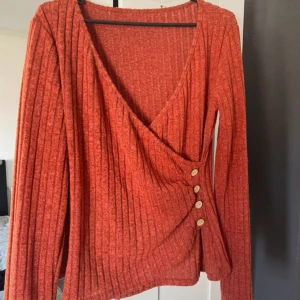 Kofta - Säljer denna nästan helt oanvända kofta ifrån H&M.