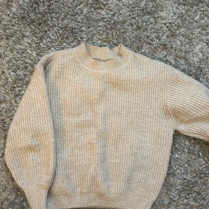 stickad tröja - säljer denna stickade tröja som är perfekt inför hösten nu!