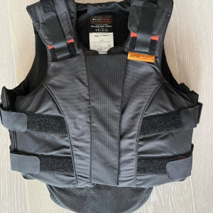 Ridväst Airowear, T1  - Ridväst i bra skick med justerbara kardborreband som fungerar. Storlek T1 short. En ägare.