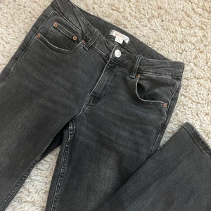 Bootcut jeans Ginatricot Young  - Jeansen är fåtalt använda , fint skick❤️, de är i storlek 152 , köpte i butik för cirka 250-300 kronor, säljer för 150kr + frakt 🚚. Passar fint till folk som gillar Stockholmsstil ⚡️Kom privat för mer bilder osv! 
