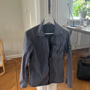 Stone island owershirt - Säljer min stone island owershirt då den är för liten. Skick 7/10.
