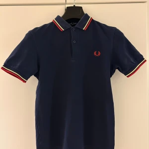 Fred Perry pikétröja  - Fräsch och stilren Fred Perry pikétröja i storlek XS. Passar dig som är ca 170cm. Sparsamt använt i mycket gott skick.