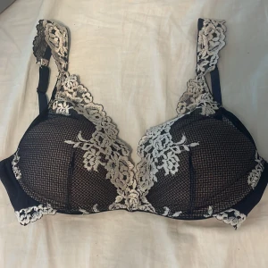 Intimissimi bh  - Säljer min marinblå intimissimi bh i väldigt bra sick endast andvänd några få gånger. Säljer då  storleken inte passar längre.💕